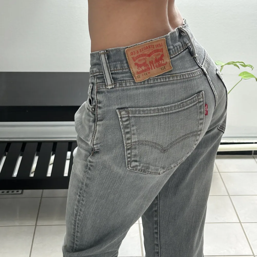 Jag säljer nu mina fina fina grå levis jeans. De är lågmidjade och raka i modellen. W31 L32. De sitter bra på mig som vanligen har XS-S. Hör av dig vid fler frågor💖. Jeans & Byxor.