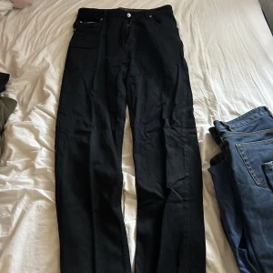 Hugo boss jeans - Bra skick, lite slitet längst ned på byxbenet. W34 L34