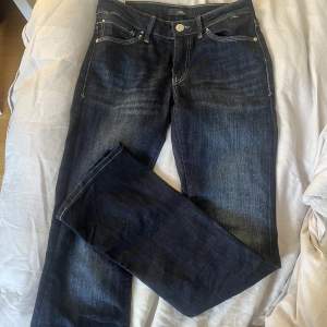 Hej, säljer nu dessa nästan helt oanvända Mavi bootcut jeans, är helt slutsålda och är i storlek 27/34 men passar även mindre om man vill ha dom lösare. Skriv vid fler frågor🥰