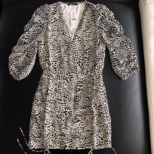 Klänning Gina Tricot - Helt ny klänning med prislappar kvar. Nypris 399kr. Storlek 32 svart och vit.