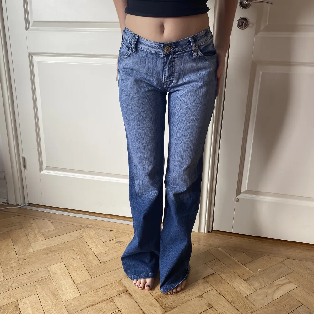 Super snygga lågmidjade jeans med washed jeans imitation.  Helt nya, aldrig använda med lappen kvar.  W26 L33 Passar mig perfekt som är en S  . Jeans & Byxor.