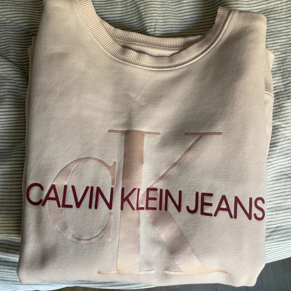 Ljusrosa collegetröja från Calvin Klein. Tröjan är lite mer rosa än vad bilderna visar. Storleken är 14 i juniorstorlek men skulle uppskatta den till XS.. Tröjor & Koftor.