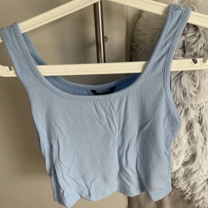 Kort ribbat linne - Ett blått ribbat linne i ljusblå färg