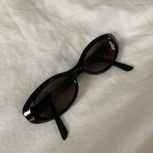 Vintage solglasögon i perfekt skick!! Är mörk bruna🤎🤎