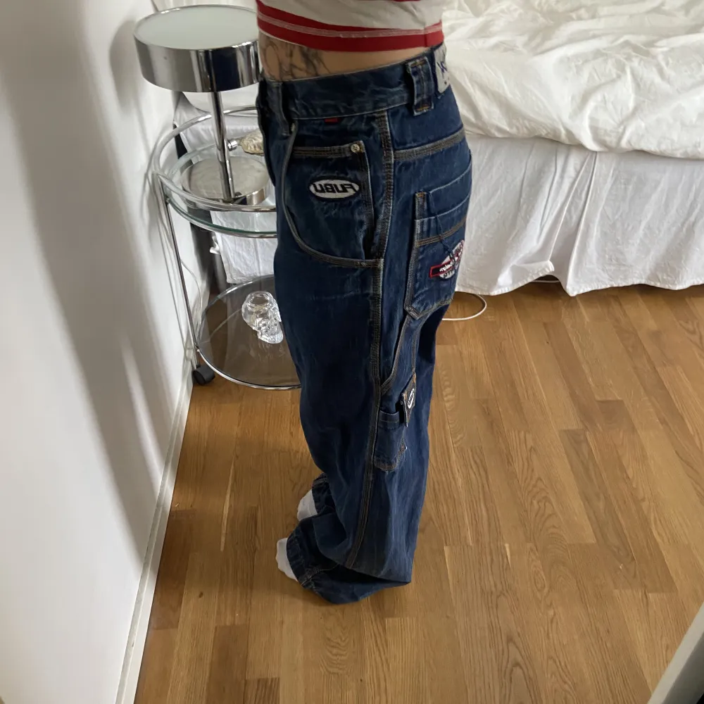 Mina bästa fubu jeans😭😭😭😭💖💖💖 jag är 163cm lång, lite slitna längst ned på benen. Jeans & Byxor.