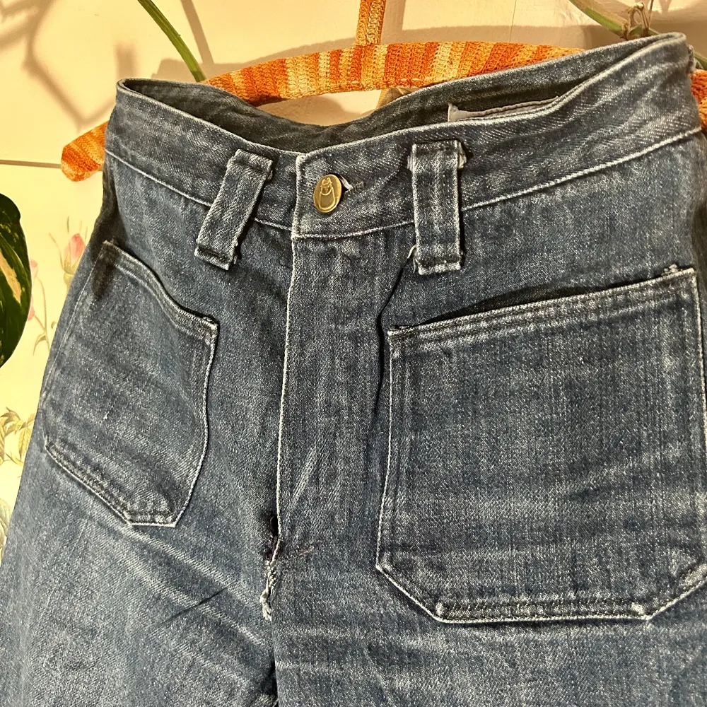 Helt äkta 70-tals jeans. Liten i midjan, utsvängda med fickor bak och fram. Lite slitage eftersom dom är från 70-talet, därför skickar jag gärna bild. Annars otroligt stadigt och bra kvalitet denim! Super snygga oxå . Jeans & Byxor.