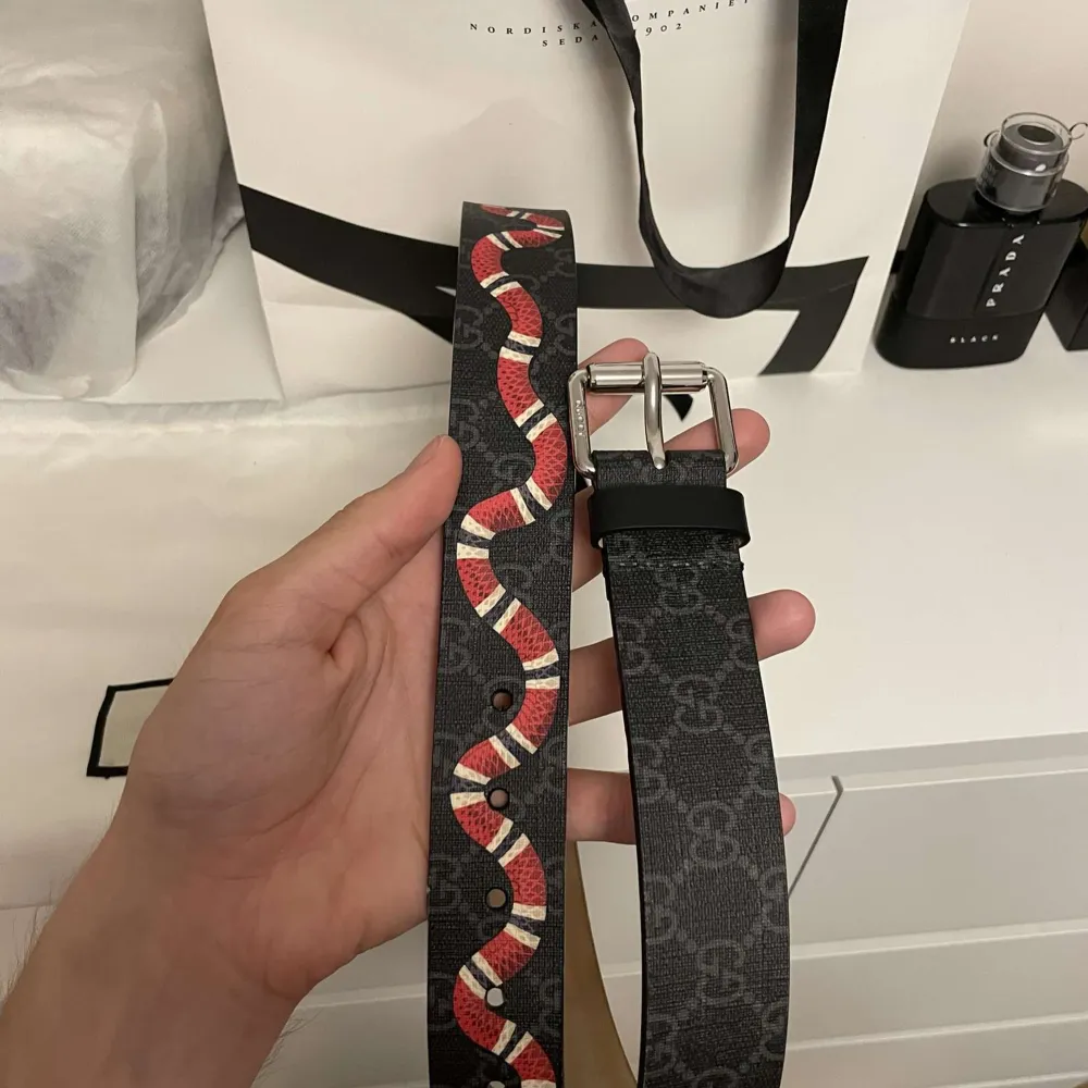 Gucci snake belt i otroligt skick Cond: 9,5/10 (ALL OG) +kvitto Passar midjestorlek mellan 30-34. . Accessoarer.