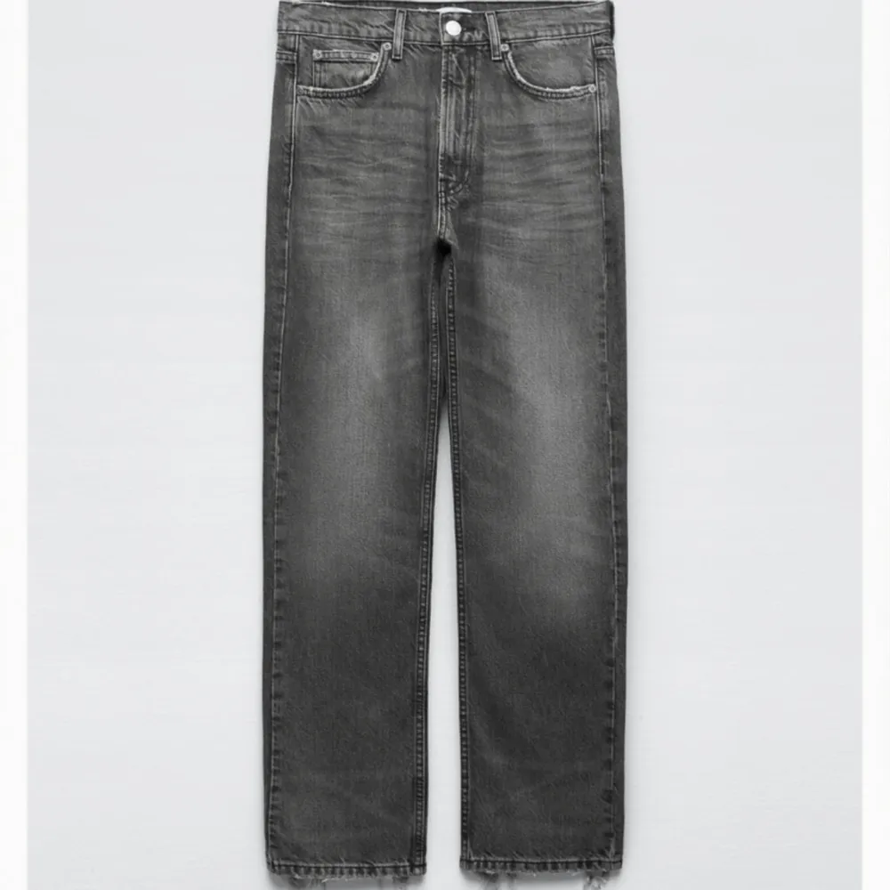 Säljer mina fina zara jeans då de tyvärr har blivit för småa på mig. Är knappt använda och köpta för 499kr. . Jeans & Byxor.
