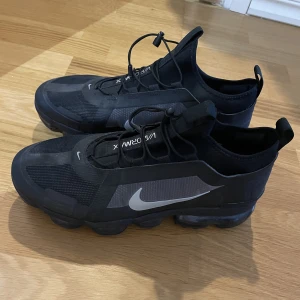 Nike vapormax  - Säljer ett par Nike vapormax utility. Bara använda 2 gånger så bra skick 9/10. Storlek 42,5