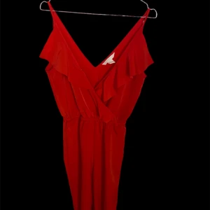 Röd Jumpsuit  - Säljer en såå vacker jumpsuit för den är för liten för mig. Storlek 34 🥰 De 2 sista bilderna är lånade bilder som jag hitta på Google haha💕💕