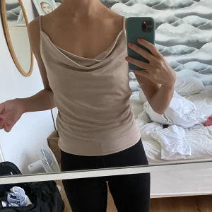 Rosa linne  - Rosa top i skimrigt material, den är såå fin på! 