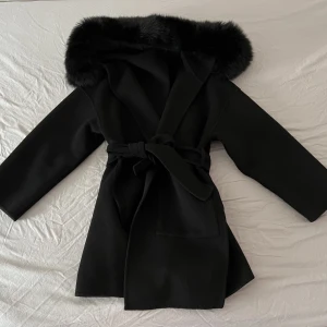 Svart kappa - En super elegant och fin kappa, använts några få gånger ( inga defekter ), om ni har frågor skriv till mig🫶🏼 priset kan diskuteras 