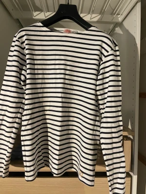 Randig tröja - Sjukt snygg randig tröja, köpt på Care of Carl. Använd 1 gång. Nypris är 800 och pris går o diskuteras