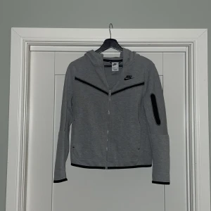 Nike Tech fleece - Detta är en barn Nike tech fleece som är storleken 147-158cm. Den är använd Max 3 gånger då den vart för liten snabbt. 