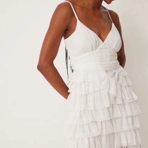 Jättefin vit klänning! Den är endast provad och är i nyskick! Märket är NAKD och den är i stl 36. I nuläget är det slutsåld på deras hemsida. Nypris 499kr. Skriv för fler bilder:)