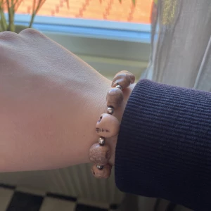 Armband med dödskallar - Ett fint armband med små dödskallar. Stretchigt o aldrig använt!🤩 Hör av dig om du undrar nåt🤗💗