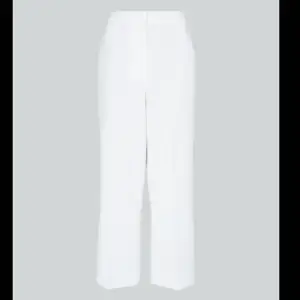 Säljer vita kostymbyxor som är väldigt lika dessa på bilden- men inte exakt. Dock också från bikbok. De är lite genomskinliga men funkar med rätt trosor. Skriv för egna bilder skickar så fort jag kan (de är i tvätten atm)
