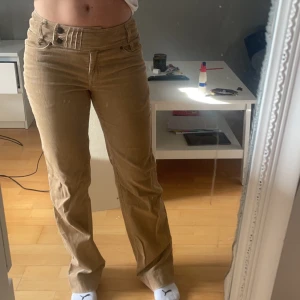 Midwaist jeans - Jeans i ljus brun färg i sammet med super fin midja!