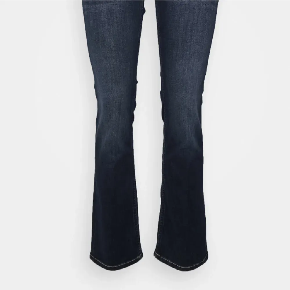 säljer dessa sjukt snygga lågmidjade bootcut jeans i märket pepe jeans - silk touch. Nästan helt oanvända och i nyskick. Säljer då jag behöver pengar. Nypris: 999. . Jeans & Byxor.
