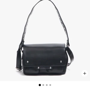 Nunoo bag black - Jag säljer just nu denna jätte fina nunoo väska. Den är sparsamt använda och har inga effekter! (Om ni vill ha närmare bilder på väskan är det bara att skriva) Priset är väldigt diskuterbart vid en snabb affär💖💖