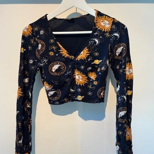 Topp - Rensar ut min garderob för saker jag inte använder. För mer frågor, bara och skicka iväg ett meddelande!😋 (Frakt varierar storleken på plagget)