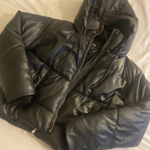 Vinterjacka - Säljer denna sköna varma vinterjacka men kan även använda som höst jacka kommer ej till användning, har använts ca 3-4 gg tyvärr💕 köparen står för frakten📦