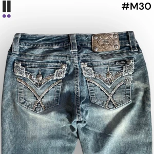 M30 lågmidjade bootcut missme jeans  - M30 MissMe jeans i model Boot 💜 Tag 28W 💜Midja (rakt över) 37cm 💜 Innerben 84cm 💜 Ytterben 106cm 💜 Benöppning 22cm 💜 ripped på höger knä 💜Våra mått blir W=29 och L=33 💜 Men jämför alltid måtten med ett par jeans som sitter bra 💜