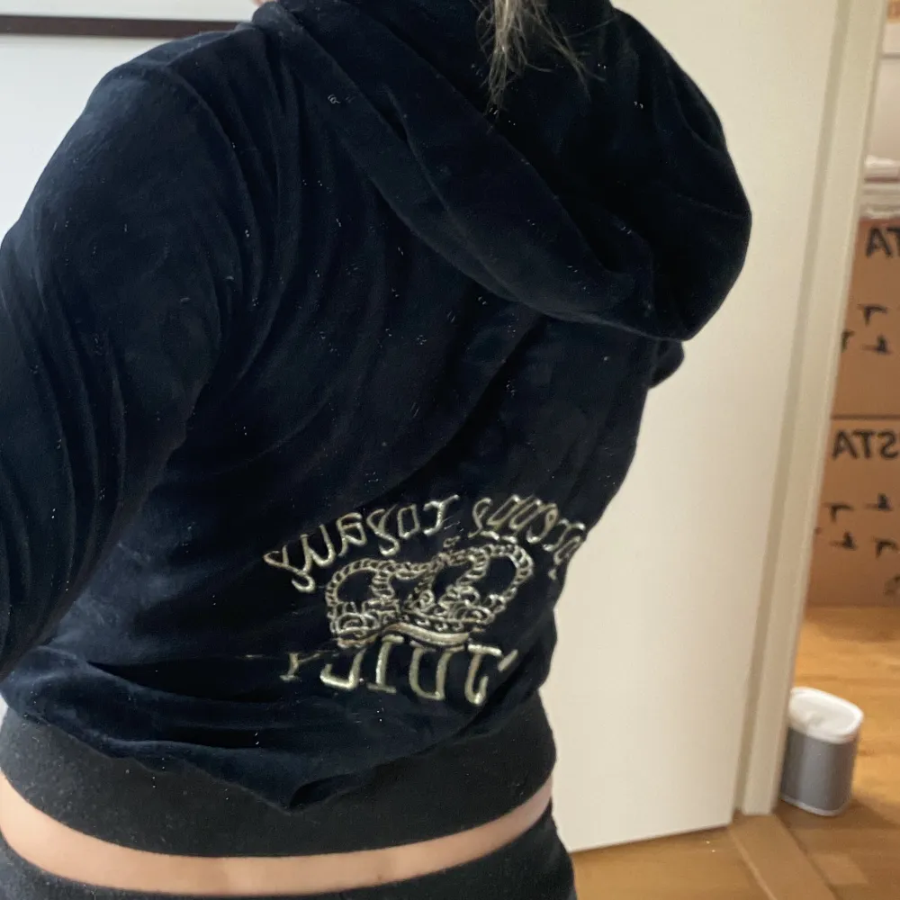 Orginal juicy couture sätt från tidigt 2000-tal. Lågmidjade byxor och lite kroppad tröja. Snygg juicy logga på ryggen på tröjan! Skulle säga att den passar xs-m, kanske större också men jag är 166. Setet säljs helt!. Hoodies.