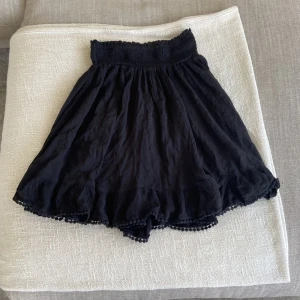 Kjol - Kjol med resårband. Väldigt strechig och passar xxs-s. Luftig och skön. 