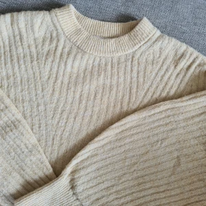 Gul stickad tröja - Ljusgul stickad tröja från H&M i storlek S. Lite nopprig, men inget som stör tycker jag då färgen är lite melerad. Inte supertjock men inte heller tunn - lagom varm. Sticks inte! 