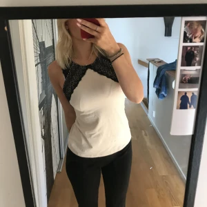 Linne med spets detaljer - Jättesnyggt linne med spets detaljer. Stl M men passar en S💗