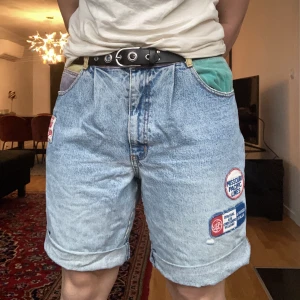 Vintage shorts - Fina vintage shorts köpa second hand,  storlek står inte men skulle gissa runt 40/42? mindre storlekar kan nog också ha dem beroende på hur oversized man vill ha. Liten fläck finns (bild 3)