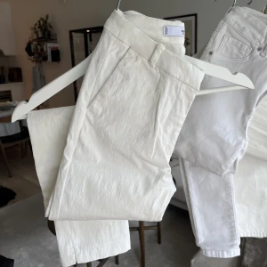 Slacks från Mango - Vita slacks från Mango i storlek 32. Bra skick men innerknappen är tyvärr borta. Detta påverkar inte funktionen då det även finns en hake för knäppning. Hör av dig om du vill se bild på 🩷