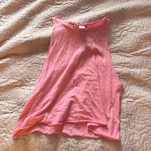Rosa Tanktop  - En fin rosa tank top. Använd ett fåtal gånger. Storlek XS. Bra skick. 