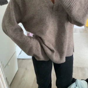 Stickad tröja  - Säljer en helt oanvänd stickad tröja då den inte kommer till användning. Köparen står för frakt 