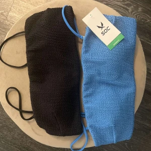 Bikini toppar - Säljer två stycken likadana bikini överdelar, en i blått och en i svart. Den blåa är helt oanvänd och har lappen kvar och den svarta är använd max 2gånger. Båda är i storlek 40 från stadium av märket SOC