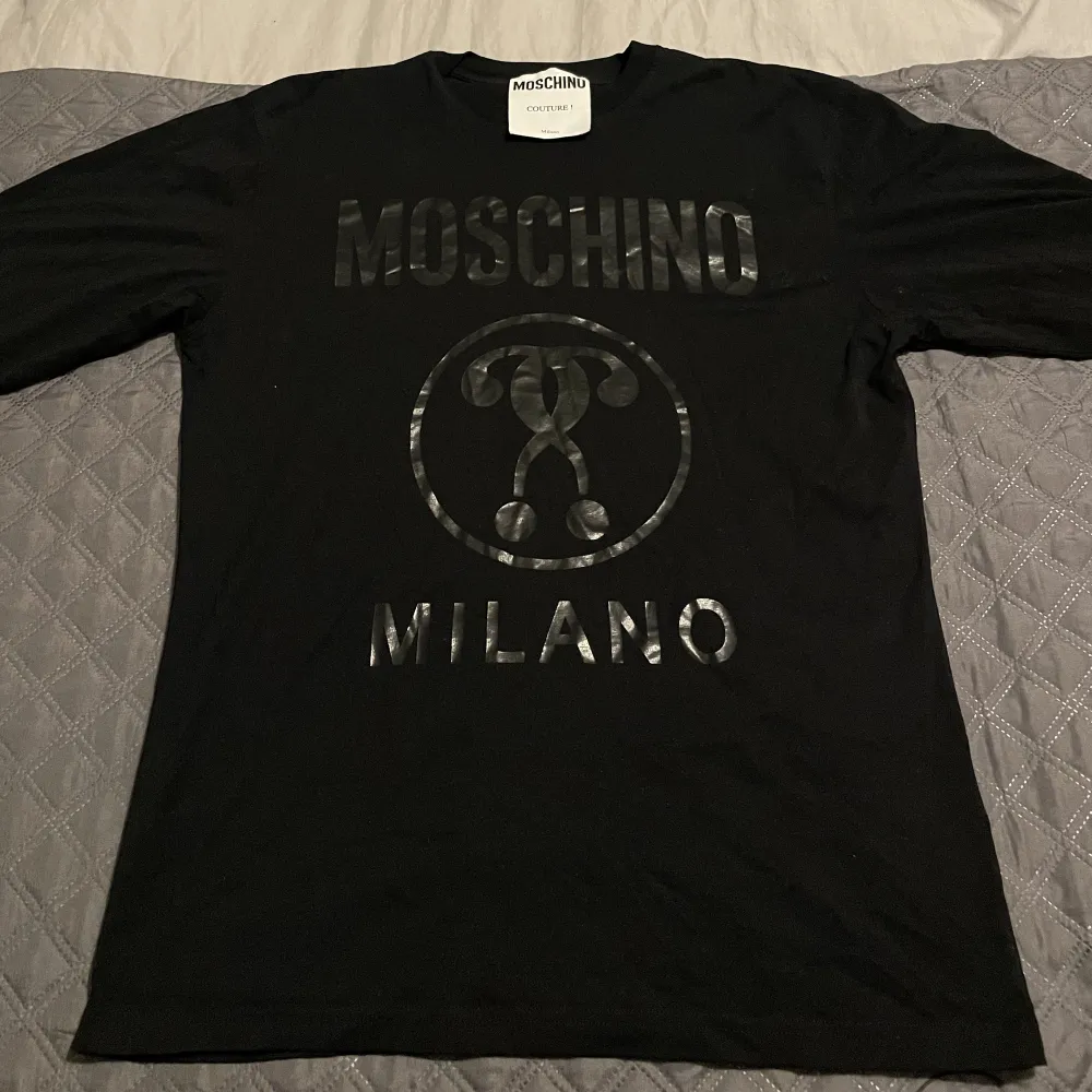 Moschino långärmad t-shirt (är alltså tunn)  Stl M Cond 7/10, finns nån fläck vid armarna . Hoodies.