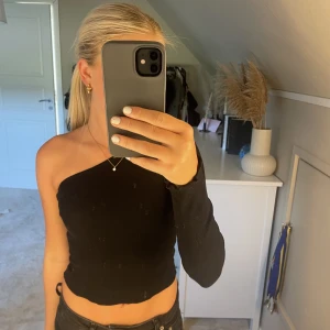 Svart tröja  - Säljer denna fina svarta tröja från ginatricot för att den har blivit för liten för mig !💓💓