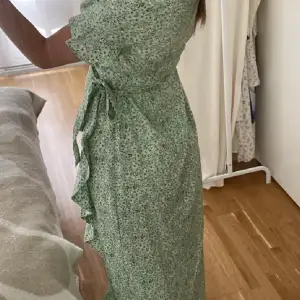 Vacker sommar omlott klänning i grön färg väldigt skön under sommaren och bekväm. Köpt av nån från plock säljer då jag bara använt den en gång har andra klänningar som jag inte behöver längre. För mer info dm:a mig