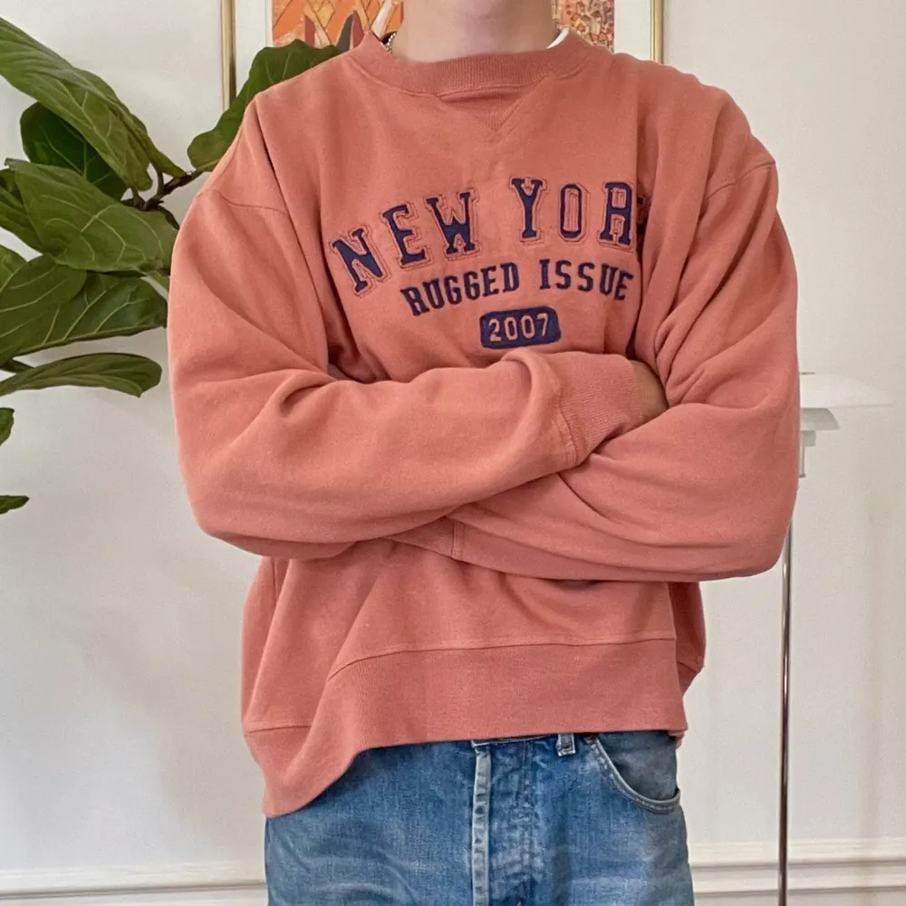 Häftig vintage collegetröja med påsydd text och broderi. Tröjan är i ljusröd nyans och i mycket fint skick; nyskick. Matcha den med ett par jeans och höstjackan! Frågor? Dm!. Hoodies.