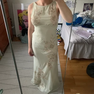Balklänning/Brudklänning - Balklänning som jag köpte men inte använde! Salviagrön utsmyckad maxiklänning med broderi, öppen i ryggen! Skriv för fler bilder! Från ASOS, lappen är kvar!