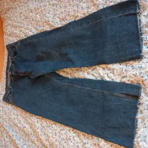 Lowwaist jeans från Monki. Har använts flitigt men är fortfarande i ganska bra kvalité! De är klippta längst ned i benen så de är lite frasiga. 