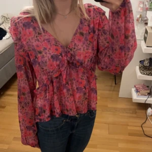 Rosa mönstrad blus - En superfin mönstrad blus som använts några gånger under sommaren men är i mycket bra skick.