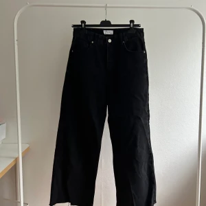 Bershka jeans  - Svarta jeans från Bershka. Vida ben och croppade vid ankeln, hade inte rekommenderat för dig över 165cm då de blir för korta 