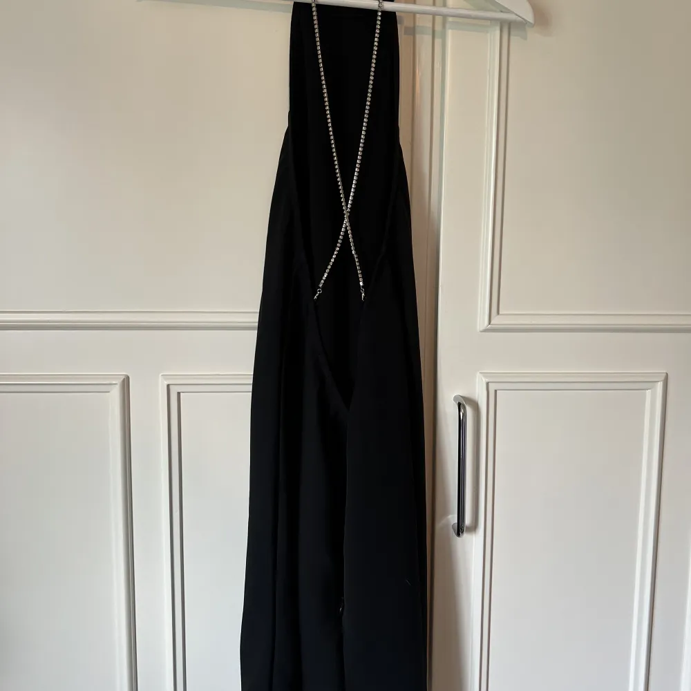 Säljer denna superfina klänning från Bik Bok då den inte kommer till användning. Hög i halsen och öppen i ryggen med supersnygga kedjedetaljer!  Endast använd en gång  Storlek S . Klänningar.