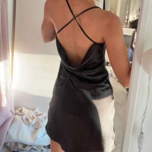 Superfin svart klänning i silke från miss selfridge! Öppen rygg med korsade band!🤍