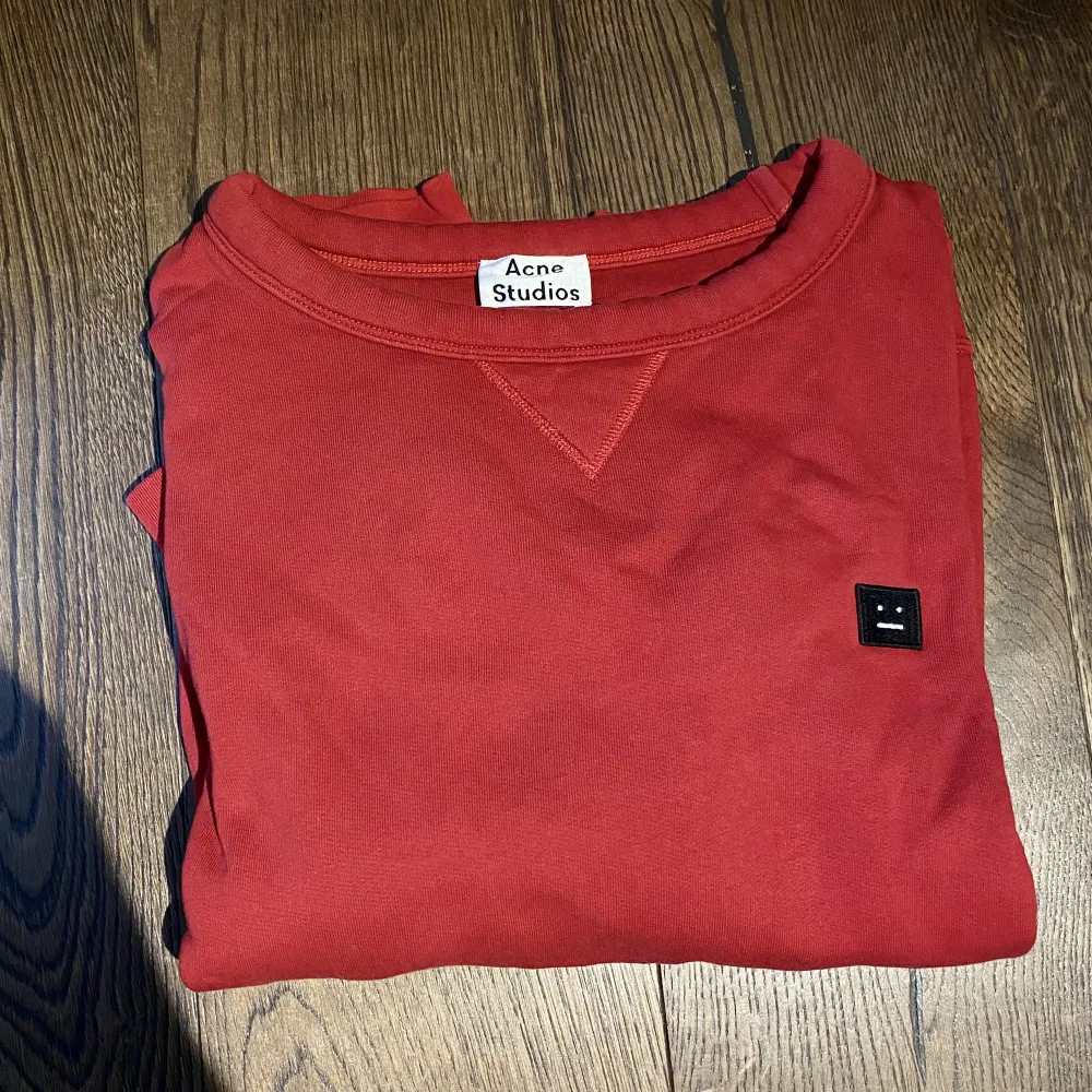 Hej, säljer en sweatshirt från Acne Studios i röd färg. Den är i bra skick. Påse medkommer. Nypris över 3000kr. Storlek XL men passar även L. Pris inte hugget i sten. Hör av dig vid intresse. . Tröjor & Koftor.