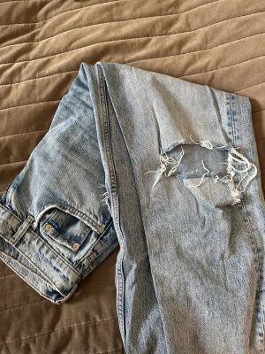 jeans - säljer mina jeans med hål i som är från maja nilsson lindelöfs kollektion med gina❤️‍🔥 