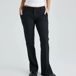 Lågmidjade kostymbyxor  - Säljer dessa lågmidjade kostymbyxorna från bikbok🤍jättebra skick o små i storleken! För fler bilder eller vid frågor är det bara att höra av sig!!