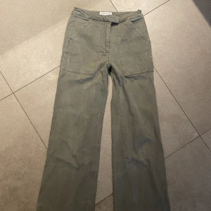 Gröna jeans - Byxorna är mid Waist och i fint skick, kom privat för fler bilder 